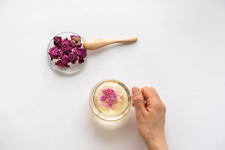 そのくすみ、梅雨のせいかも？ばら花冠茶で始める飲む美容習慣